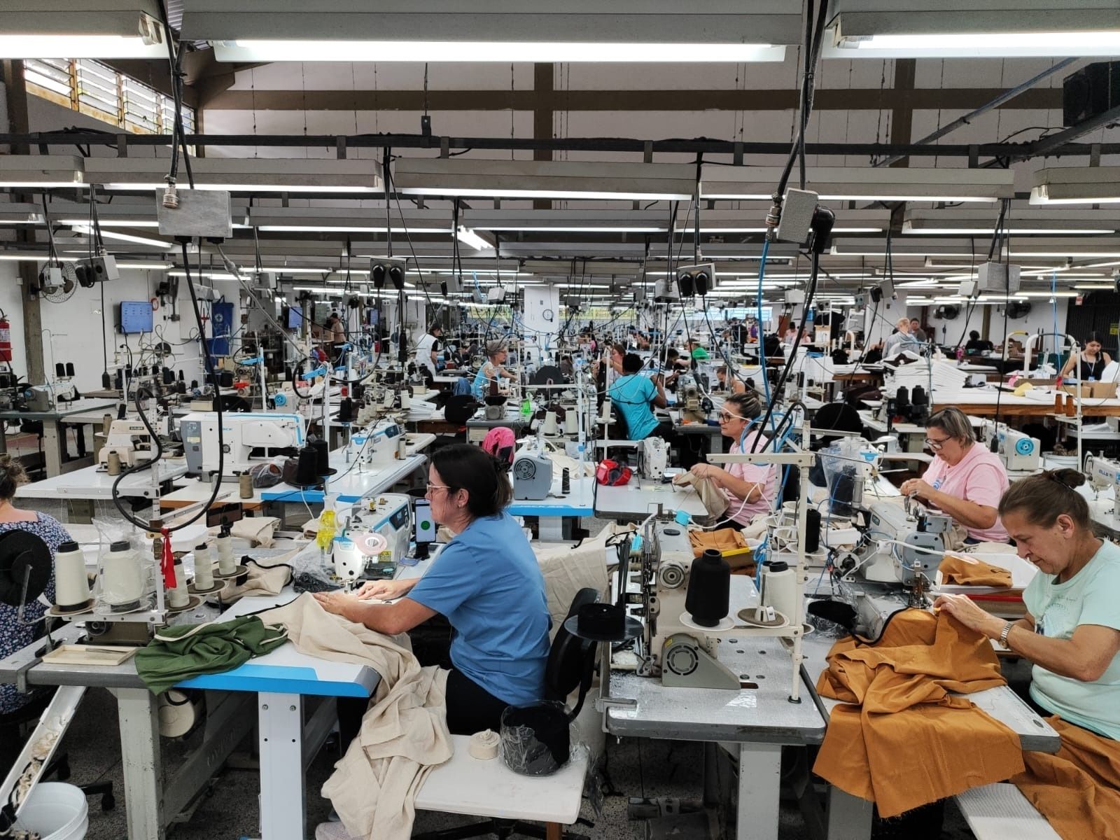 Grupo Cativa capacita costureiras em Rio dos Cedros (SC) por meio de programa de treinamento