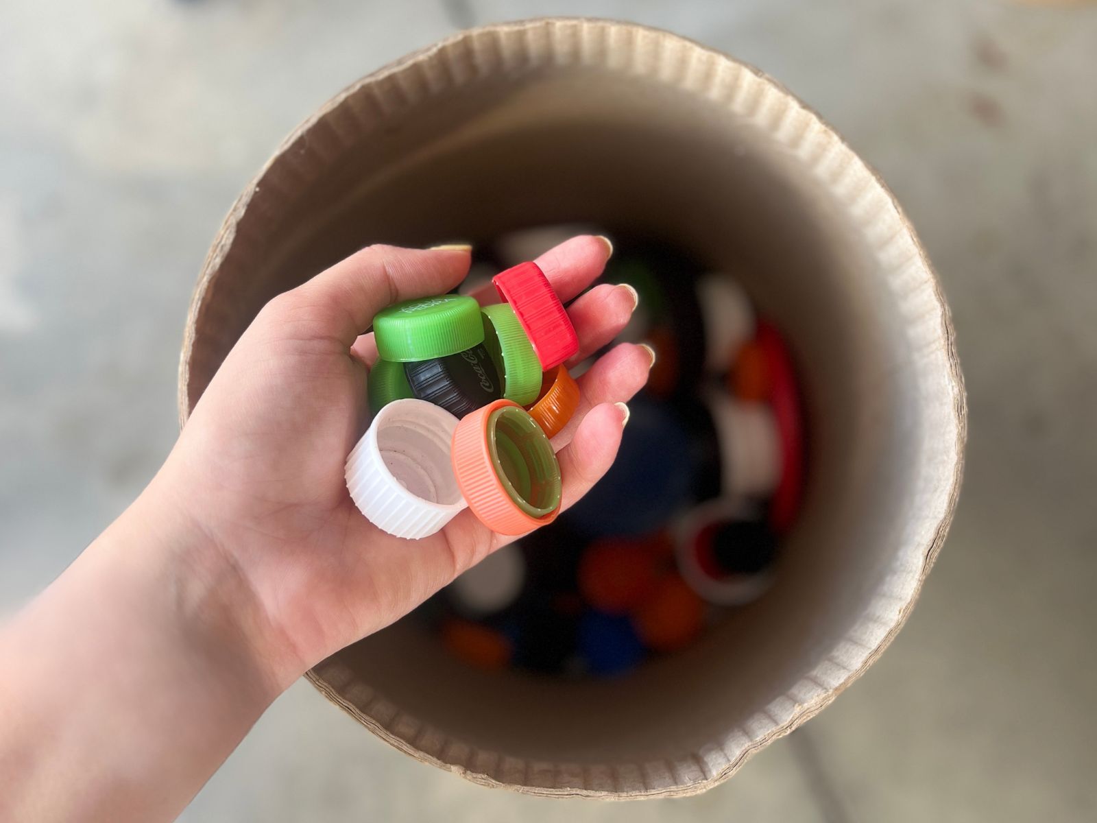 Tampinha Legal: Grupo Cativa entrega 25 quilos de tampinhas plásticas ao Sítio Dona Lúcia e reforça campanha de arrecadação durante semana dos animais de rua