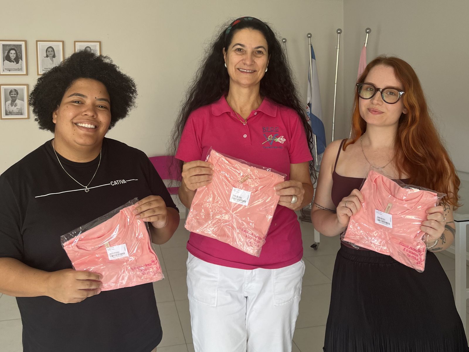 Grupo Cativa faz doação de camisetas para a Rede Feminina de Combate ao Câncer de Pomerode
