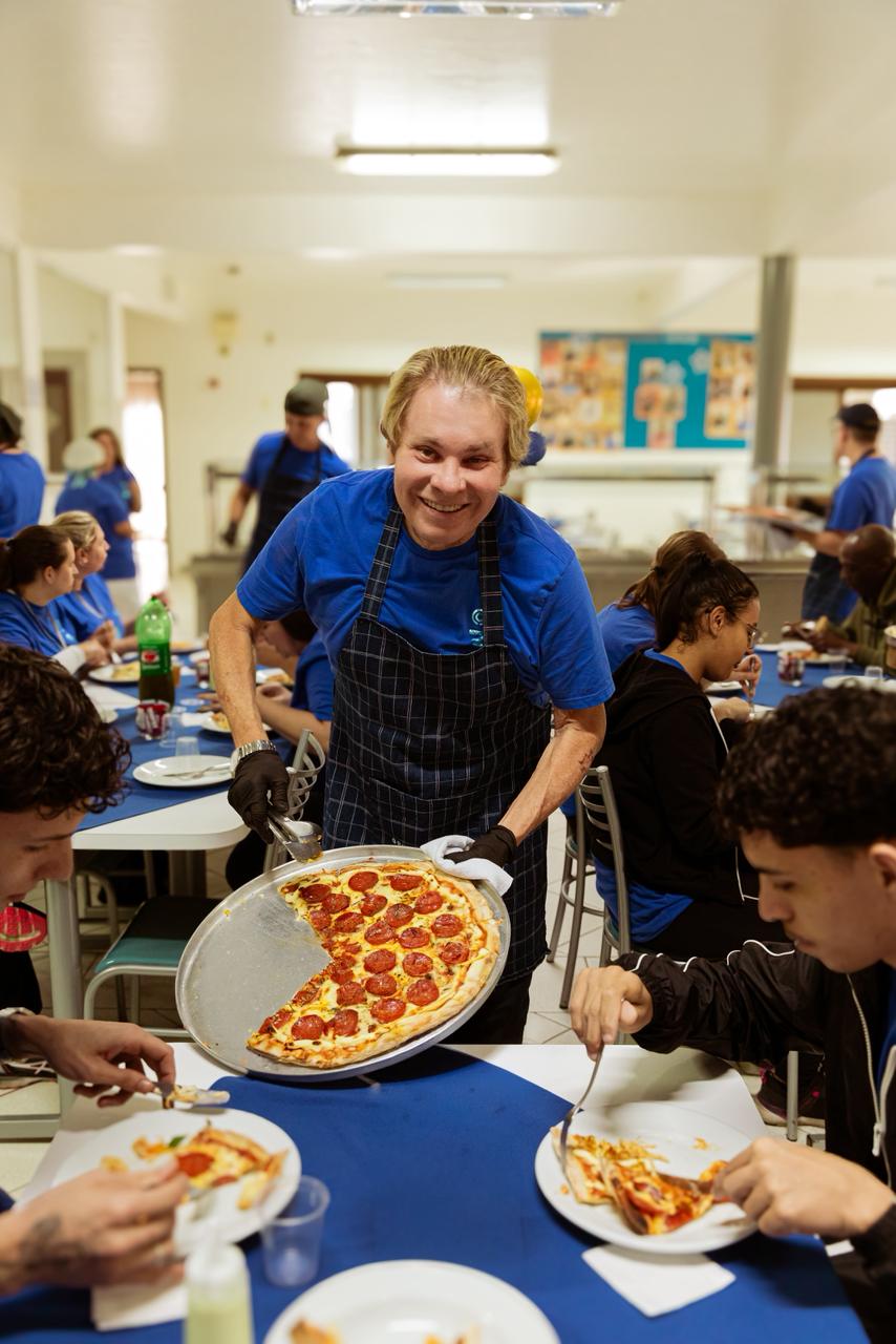 Grupo Cativa completa 38 anos nesta terça-feira (1º) e comemora com tradicional Dia da Pizza