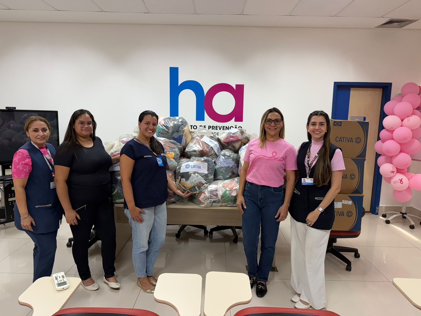 Grupo Cativa doa 811 kg de roupas e calçados para instituições de SC e MS no Outubro Rosa