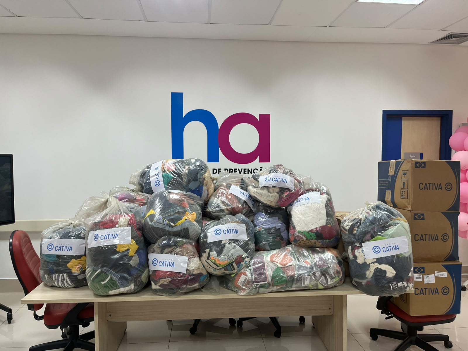 Grupo Cativa doa 811 kg de roupas e calçados para instituições de SC e MS no Outubro Rosa 